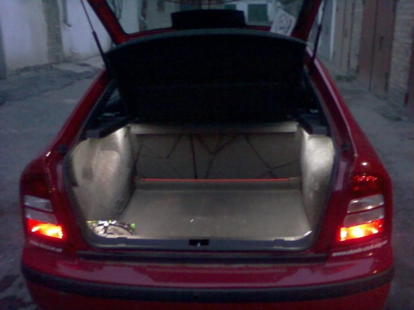 Skoda Octavia Tour 2008 год подсветка багажника