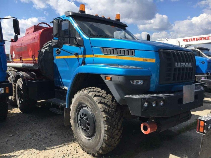 Урал Некст топливозаправщик