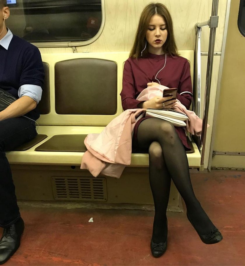 Женские ножки в метро