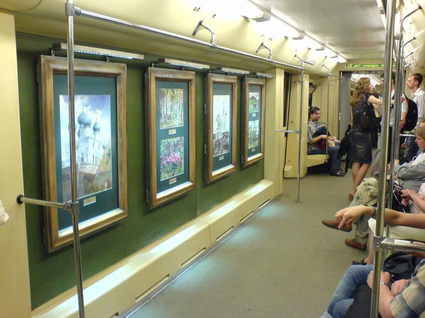 Вагон картинная галерея в Московском метро
