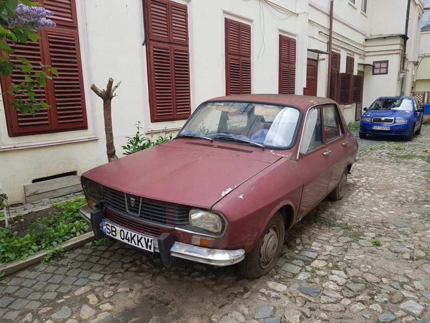 Машина Dacia 1300