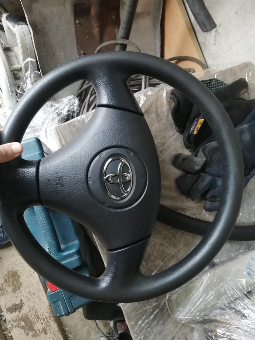 Трехспицевый руль тойота