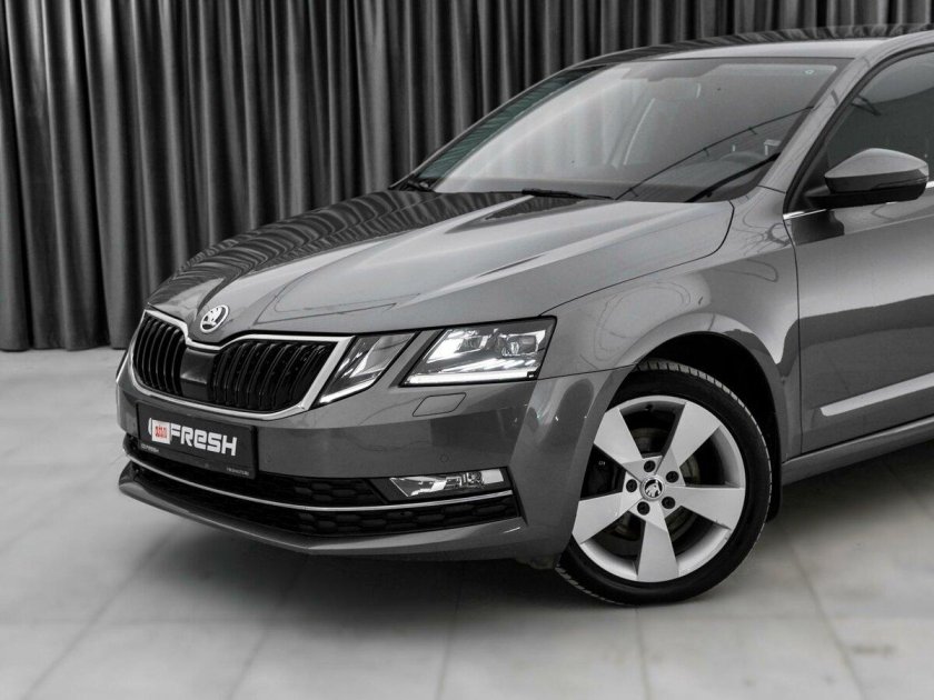 Белая Шкода Октавия 2019 на чёрном фоне