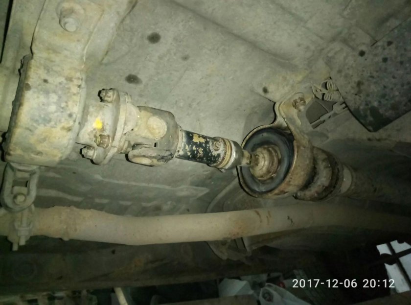 Подвесной подшипник карданного вала Nissan Bluebird enu14