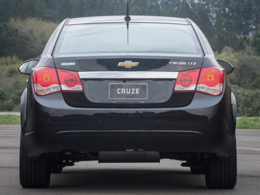 Chevrolet Cruze седан сзади
