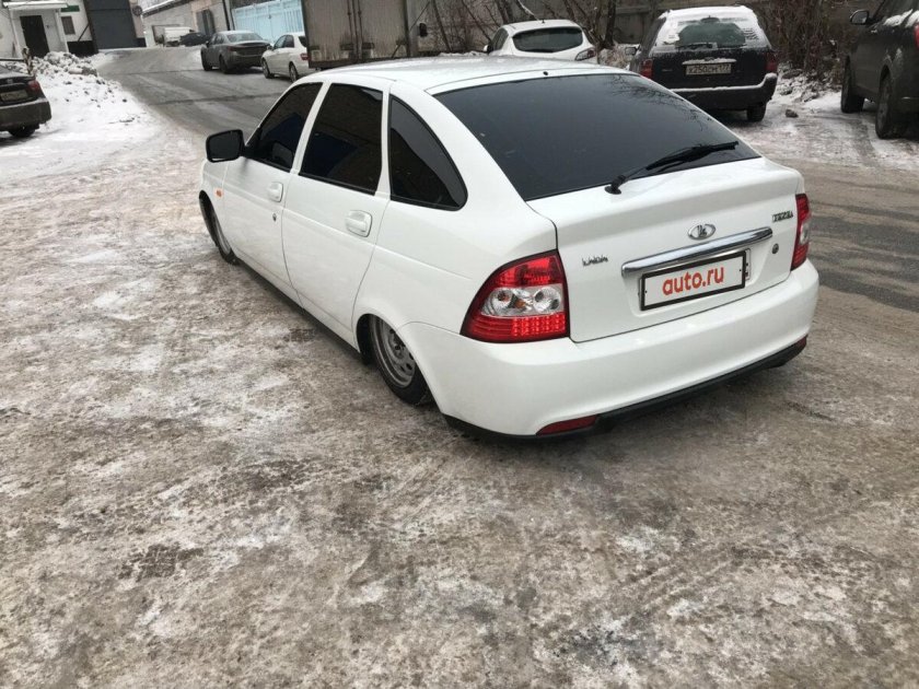 Белая Приора хэтчбек сзади