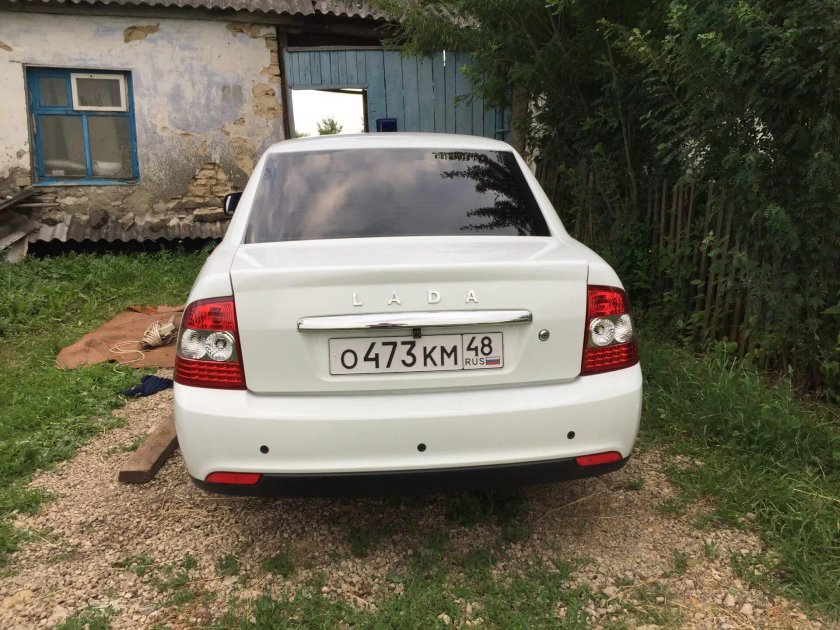 Лада Приора седан сзади