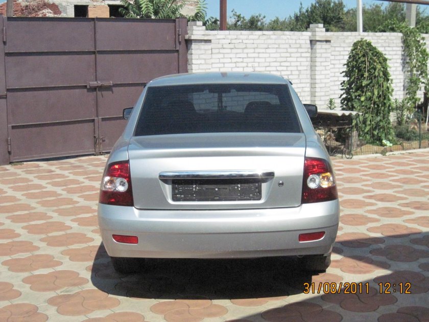 Лада Приора седан сзади