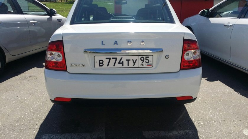 Белая Приора седан 2 сзади