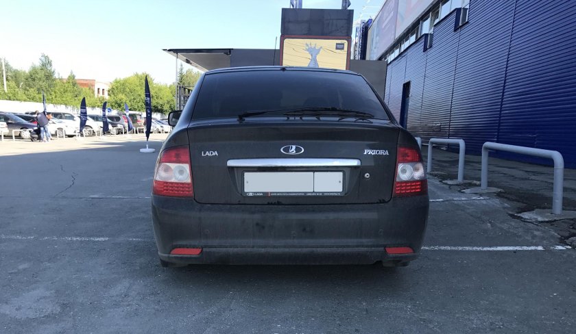 Черная Приора 2 седан зад
