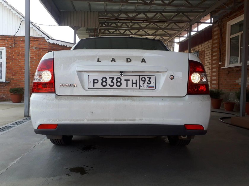 Лада Приора 2 седан вид сзади