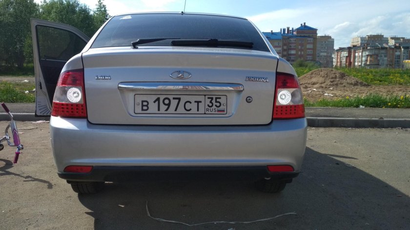 Приора 2 хэтчбек зад