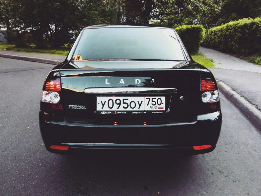 Приора 2 седан черная сзади