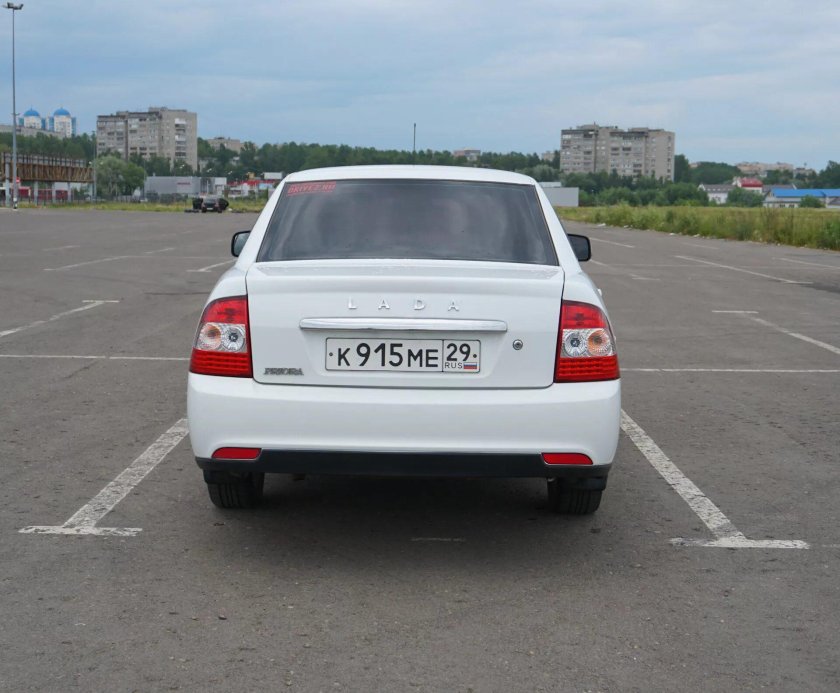 Лада Приора 2 седан зад