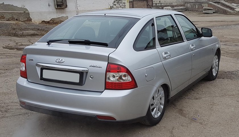 Лада Приора хэтчбек сзади