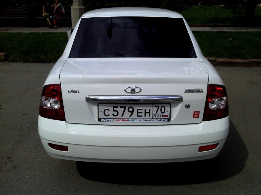 Белая Приора седан сзади