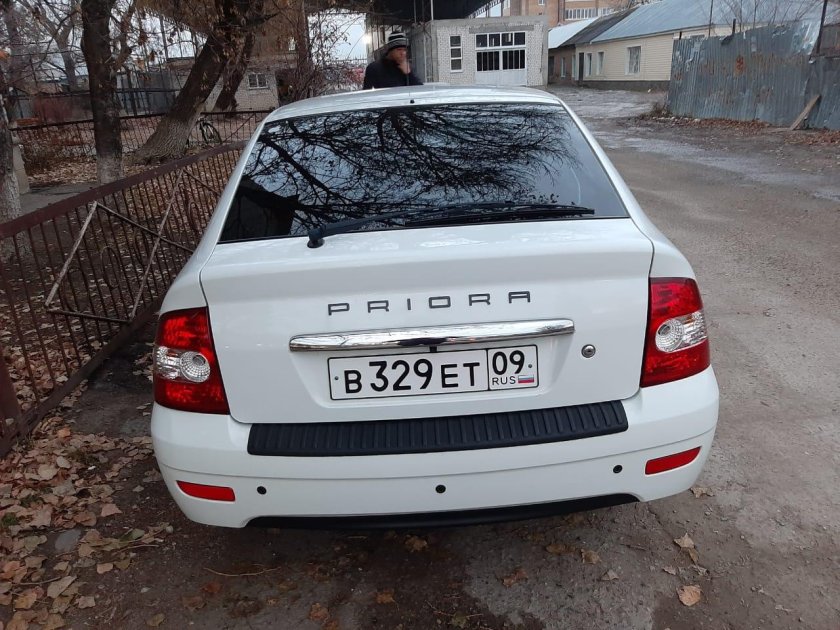 Приора 1 белый сзади