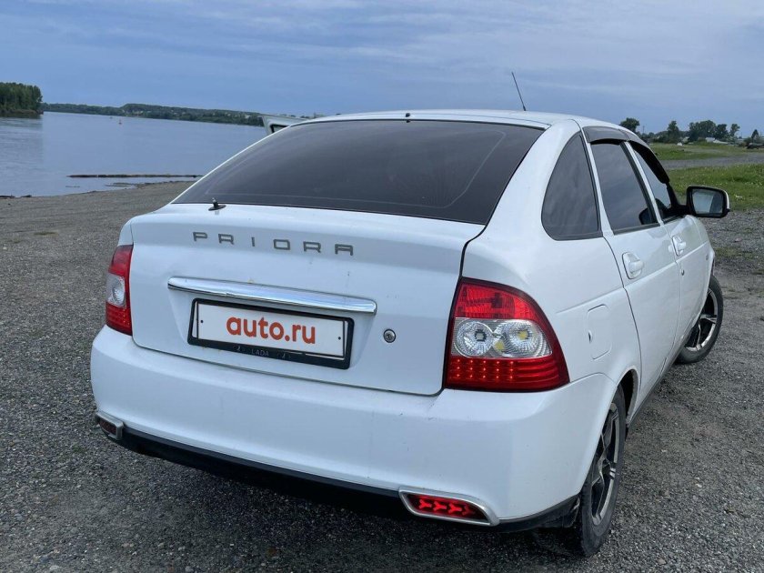 Белая лада приора