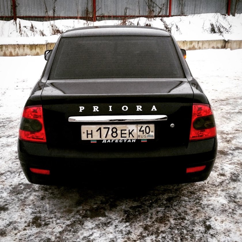 Приора 2 седан черная сзади