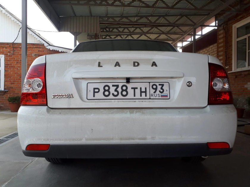 Лада приора 2 седан вид сзади