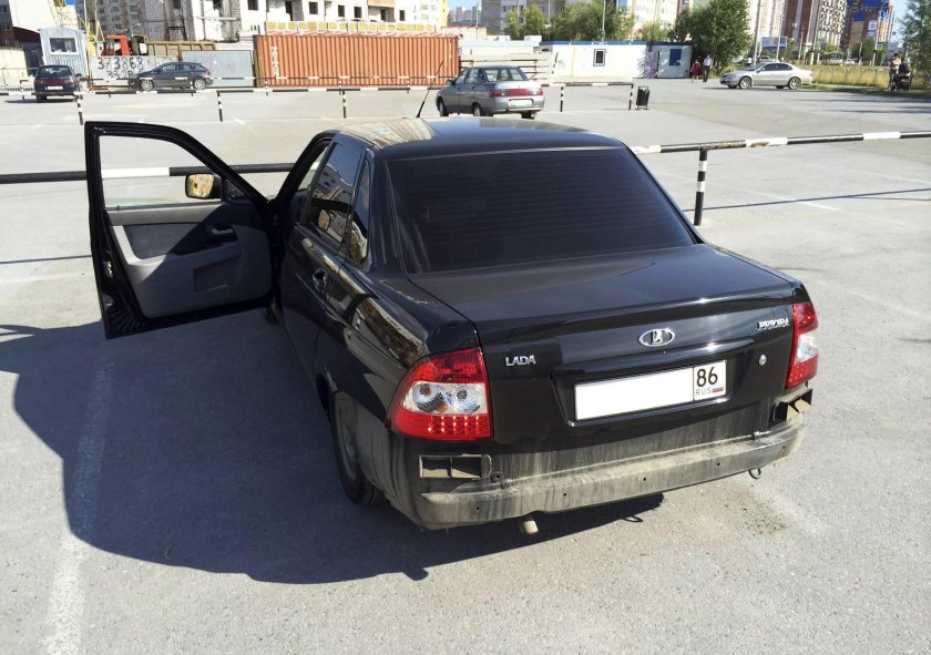 Приора 2 седан черная сзади