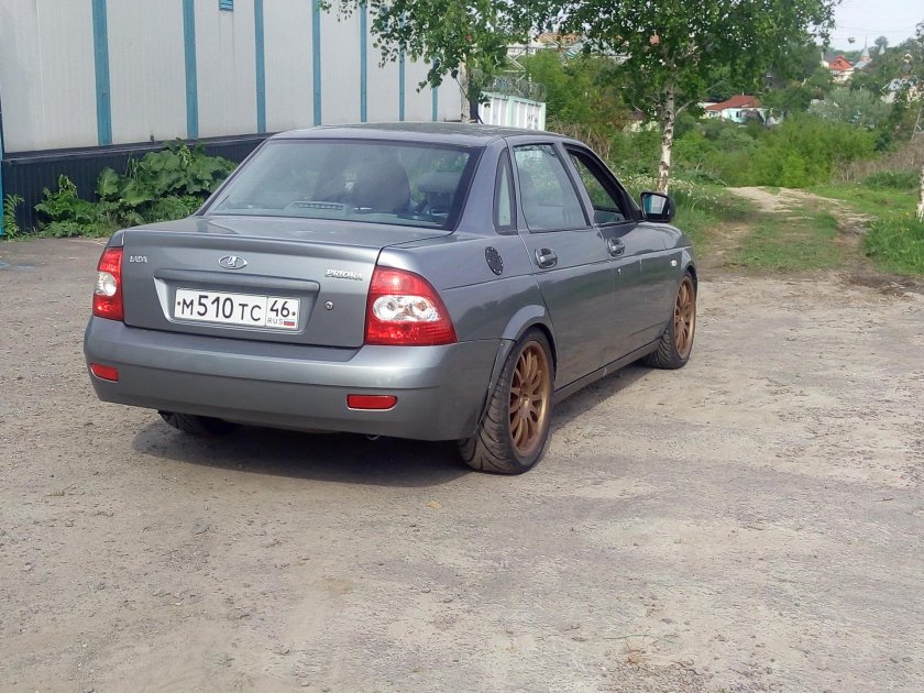 Лада Приора седан сзади