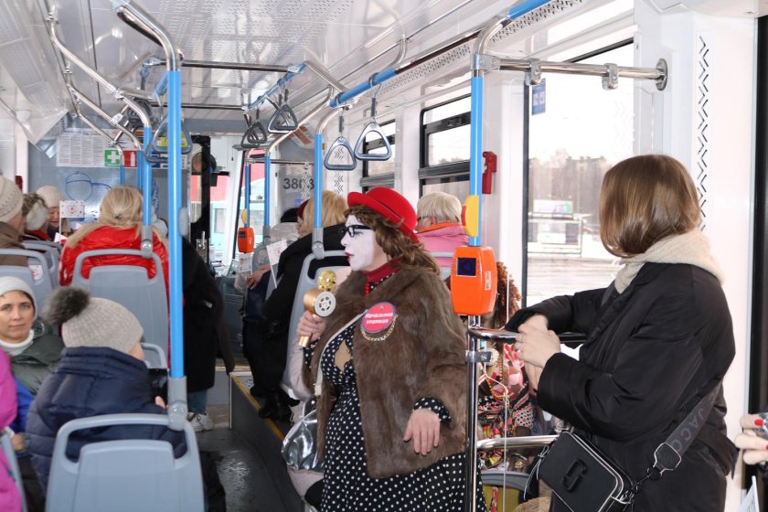 Пассажир в трамвае