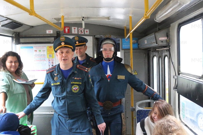 Выходят из трамвая