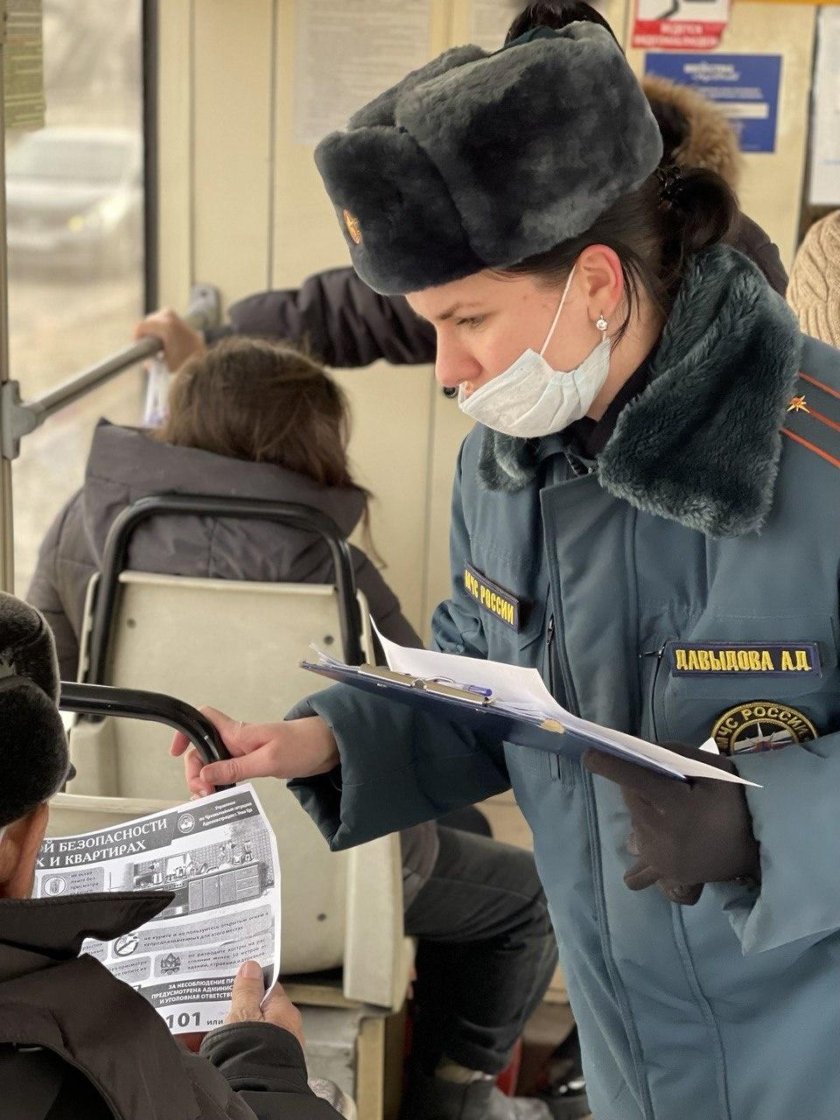 Пассажиры в трамвае