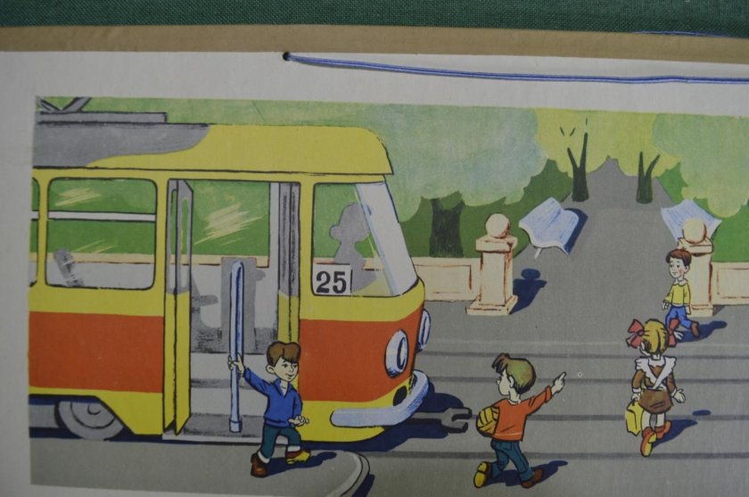 Трамвай обходят спереди