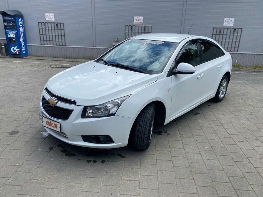 Белый шевроле круз