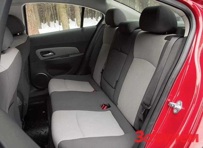 Круз хэтчбек салон сзади