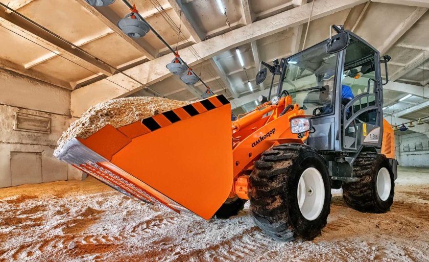 Универсальный погрузчик Амкодор