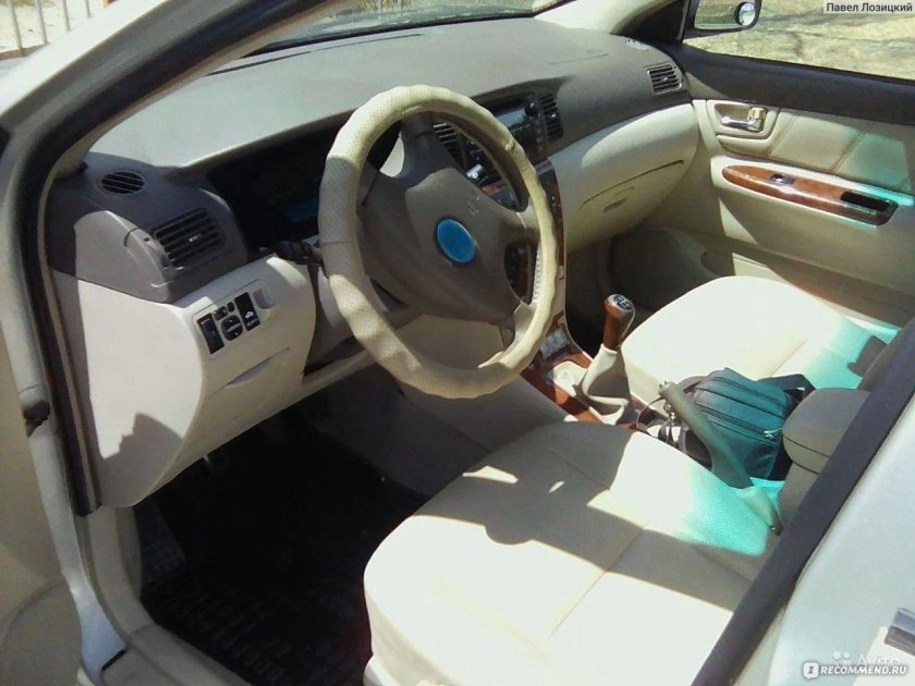 Nissan Tiida Latio 2005 салон