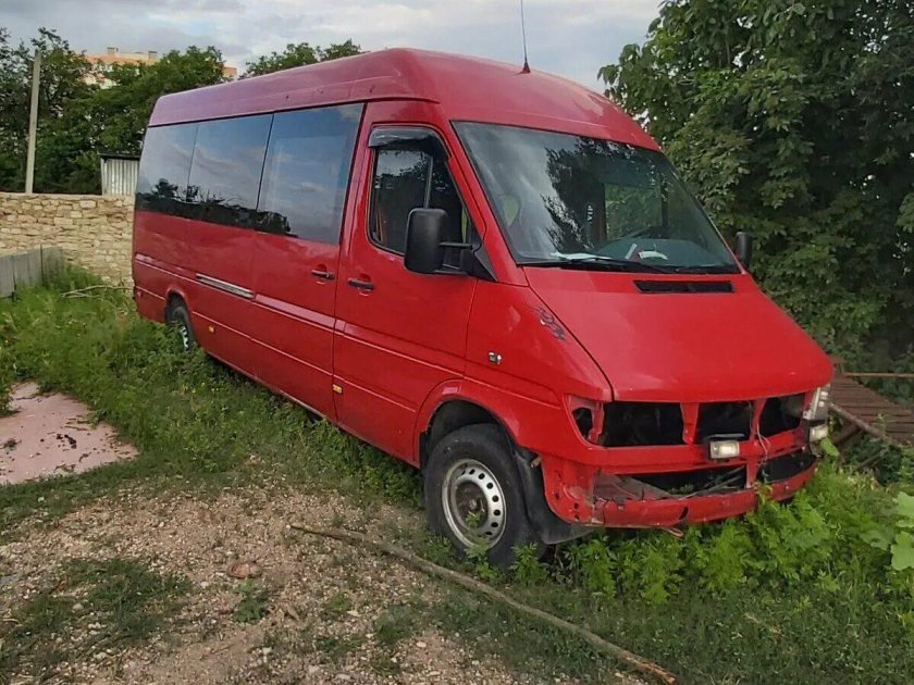 Красный бусик