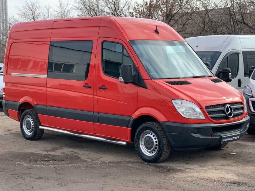 Mercedes Benz Sprinter красный