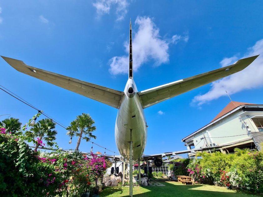Заброшенный самолет на бали