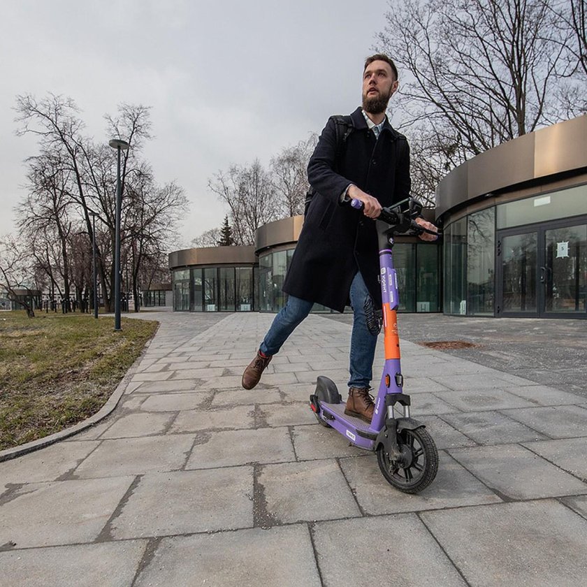 На электросамокате