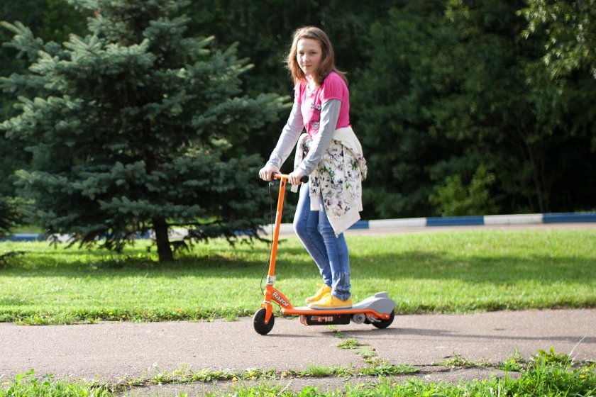 Кататься на самокате