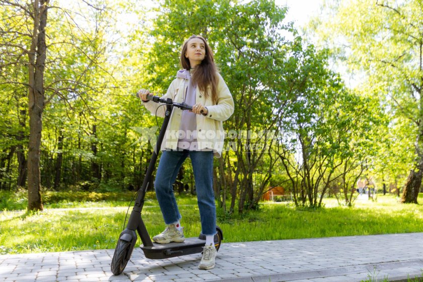 Электросамокат мчится