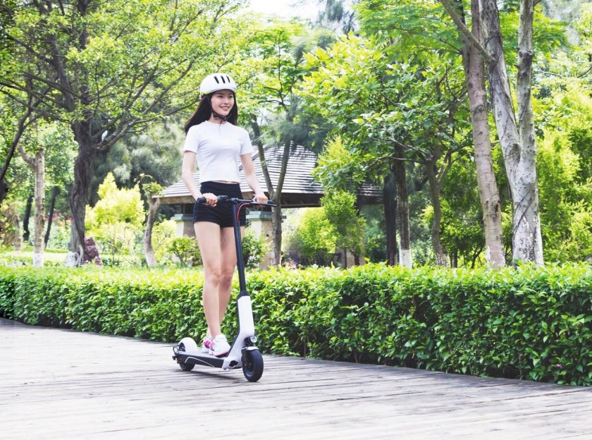 Девушка на самокате