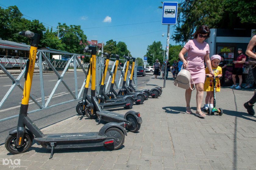 Электросамокат на парковке