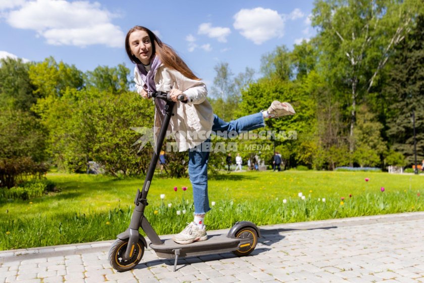 Электросамокат в парке Москвы