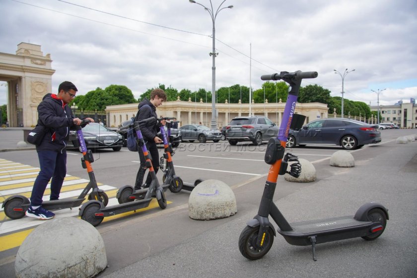 Самокат на тротуаре