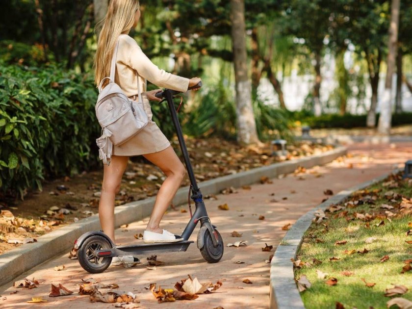 Девушка на самокате