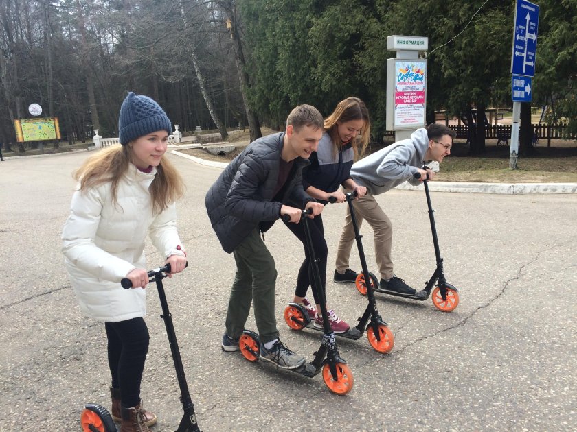 Подросток на самокате