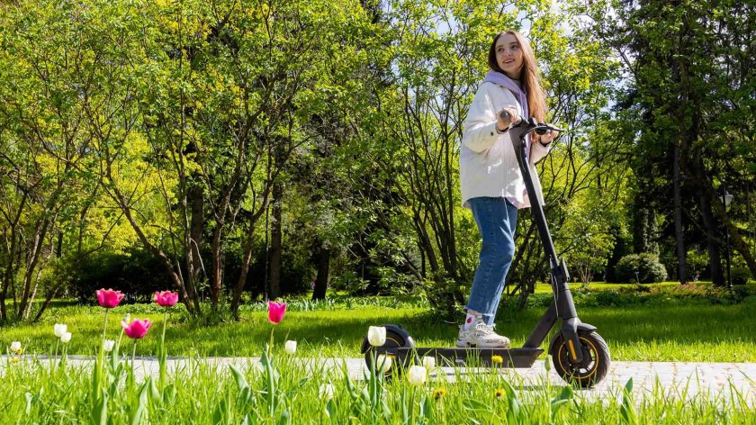 Самокат на траве