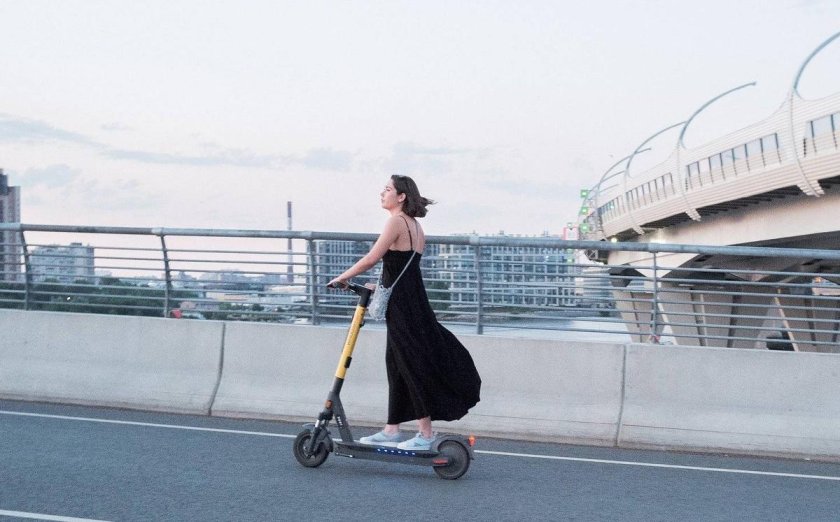 Электросамокат на улице