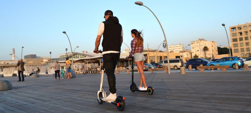 Кататься на самокате