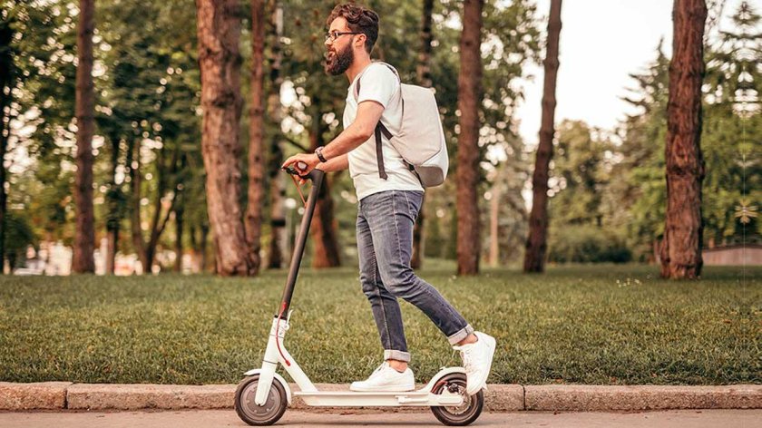 Хипстер на самокате